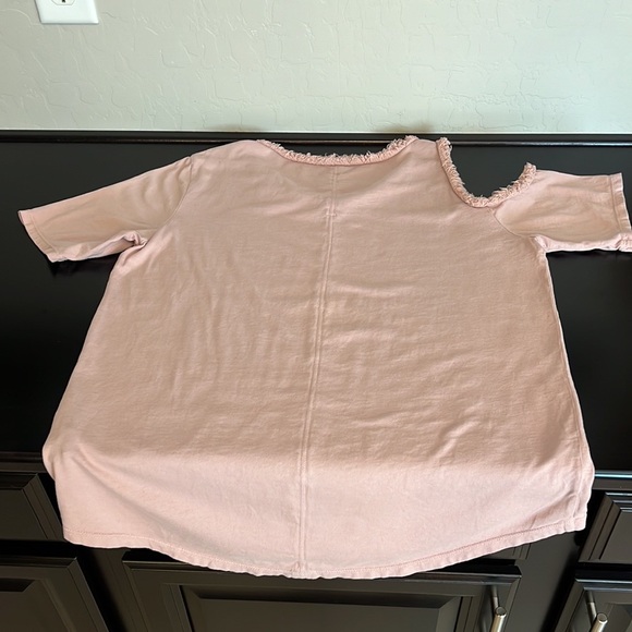 RAQUEL ALLEGRA asymmetrical cold shoulder raw edge cutout Tee, blush, size 1 {M} - Picture 7 of 11